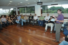 O Decano do CTC, Prof. Luiz Silva Mello, discursa no início do evento realizado na sala de reuniões do Decanato. Fotógrafo Antônio Albuquerque. Acervo do Núcleo de Memória.