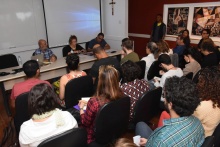 O Prof. Fred Coelho, a Profa. Eneida Cunha e o Prof. Ítalo Moriconi, na sala de reuniões do Decanato do CTC. Fotógrafo Antônio Albuquerque.