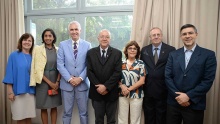 Os participantes do encontro, com o Cônsul Scott Hamilton e o Reitor Pe. Josafá Carlos de Siqueira S.J., ao centro. Fotógrafo Jorge Paulo Araújo. Acervo Comunicar.