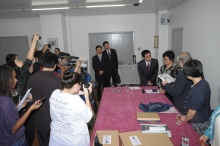 O Vice-reitor Prof. Padre Ivern Simó S.J. entregou presentes à Vice-Ministra Li Weihong.  Fotógrafo Antônio Albuquerque. Acervo do Núcleo de Memória.