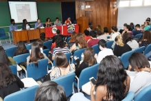 Mesa com os professores Gilberto Mendonça Teles, Patrícia Lavelle e Pedro Duarte, no auditório Padre Anchieta. Fotógrafo Antônio Albuquerque.