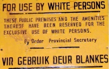 sinalização pública na África do Sul que evidencia a discriminação racial.