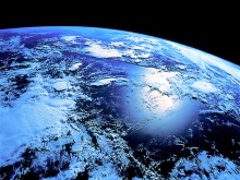 A terra é azul vista do espaço.
