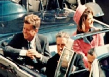 O presidente Kennedy e sua mulher Jacqueline Kennedy minutos antes do assassinato.