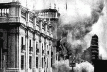 O Palácio de La Moneda durante o golpe militar.