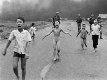 A menina Kim Phuc com a roupa e o corpo queimados após ataque aéreo com napalm em 1972.