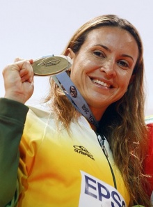 Maurren Maggi e a medalha de ouro ganha em Pequim.