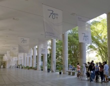 Banners no pilotis do Edifício da Amizade. Fotografia de Nilo Lima.