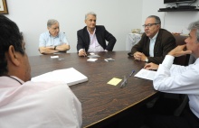 O Reitor e demais participantes na reunião para assinatura do contrato. Fotógrafo Weiler Finamore Filho. Acervo do Projeto Comunicar.