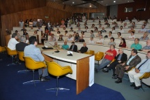 O Auditório do RDC lotado para a comemoração dos 50 anos da Pós-Graduação na PUC-Rio. Fotógrafo Antônio Albuquerque. Acervo do Núcleo de Memória.