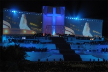 Altar principal durante a Via Crucis na Praia de Copacabana, com a presença do Papa Francisco, em 26/07/2013. Fotógrafo Antônio Albuquerque. Acervo do Núcleo de Memória.