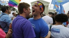 Comemoração em frente à Suprema Corte em Washington. Fotógrafo Jim Bourg. Fonte: Reuters.