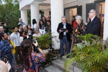 Abertura oficial da exposição, com a fala do prof. João Portinari, da profa. Margarida de Souza Neves e do Reitor Pe. Josafá Carlos de Siqueira S.J.. Fotógrafo Antônio Albuquerque.