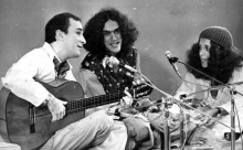 João Gilberto influenciou gerações. Aqui, ao lado de Caetano e Gal, em 1971, na TV Tupi. Fonte:  facebook de João Gilberto.
