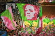 Bandeira com o rosto de Marielle no desfile da Mangueira. Fotógrafo Rodrigo Gorosito/G1.