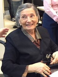 A sra. Maria Luiza em visita à PUC-Rio em 2015.