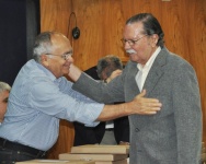 O prof. Franklin Antunes recebe do prof. Augusto Sampaio a medalha comemorativa aos 70 anos da PUC-Rio. 2010. Fotógrafo Antônio Albuquerque.