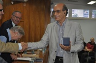 O Professor Affonso Romano de Sant´Anna, do Departamento de Letras, recebe a medalha comemorativa aos 70 anos da PUC-Rio, em 2010.