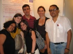 Equipe do Núcleo de Memória em frente ao pôster apresentado por Eduardo Gonçalves.