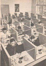 Alunos em uma aula no laboratório de Línguas do Departamento de Letras. 1969.