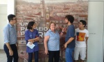 Parte da equipe do Núcleo, com a Profa. Margarida de Souza Neves ao centro, em frente à entrada da exposição. 