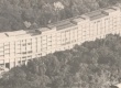 Primeiro prédio no campus Gávea, inaugurado em 1955. Hoje chamado Ed. Cardeal Leme, tinha então apenas os blocos A, B e C e era chamado Edifício Central. Na foto já aparece o bloco D, à esquerda, do Instituto de Física, que depois recebeu mais 6 andares. 