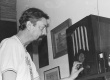 O Professor Manoel Herrington Wambier em sua casa. 1988. Acervo Projeto Comunicar.