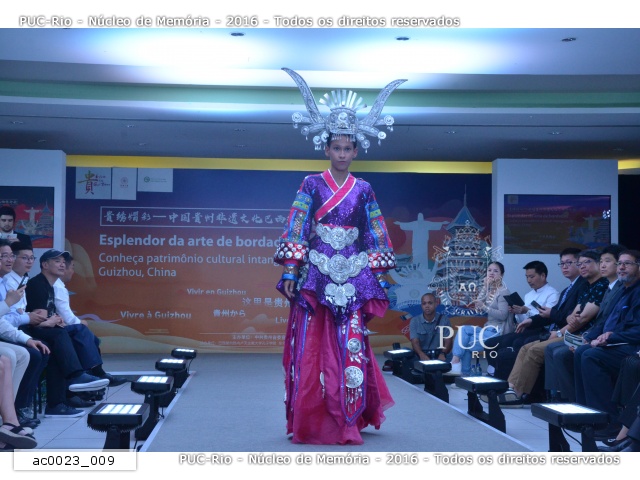 Desfile e exposição de vestimentas tradicionais chinesas