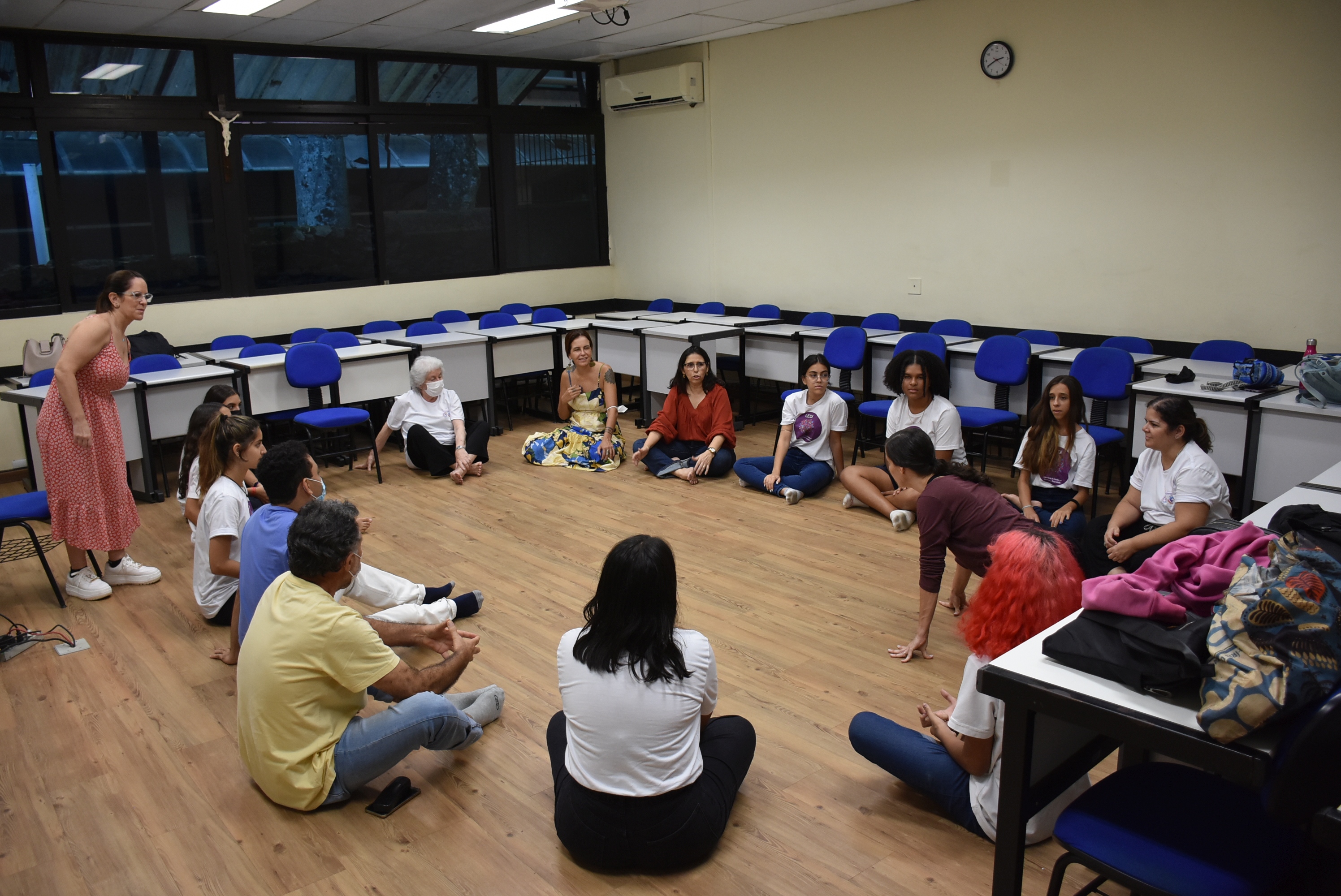 Dinâmica numa das salas do Departamento de Letras. Fotógrafo Antônio Albuquerque.