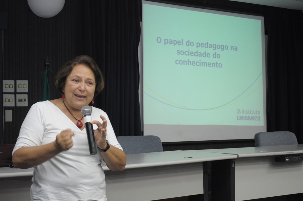 Wanda Engel durante a aula inaugural no Auditório Padre Anchieta. Fotógrafo Antônio Albuquerque. Acervo do Núcleo de Memória.