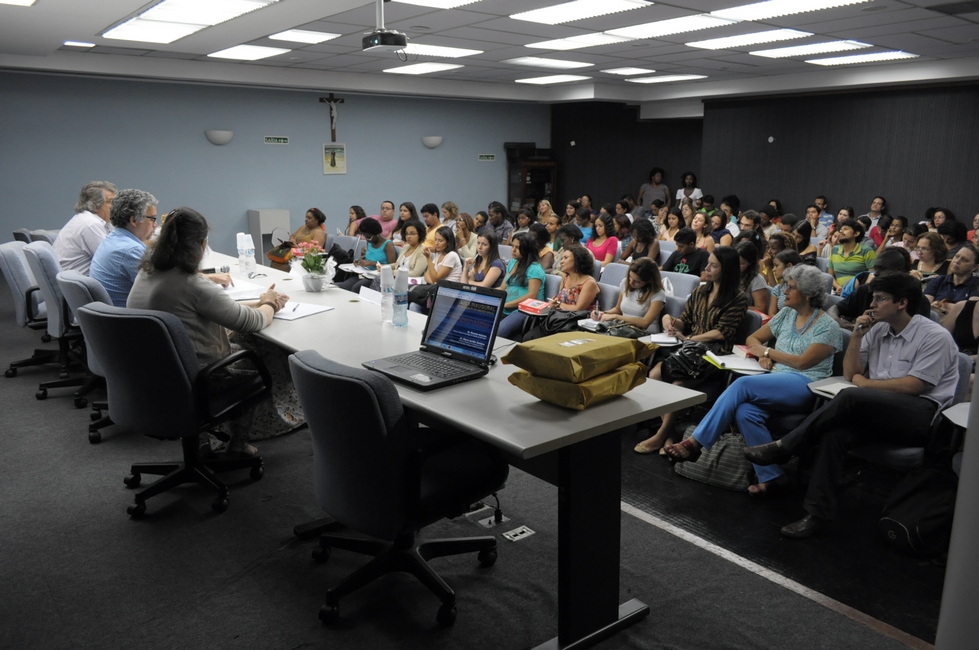 Palestrantes e platéia no Auditório Padre Anchieta. Fotógrafo Antônio Albuquerque. Acervo do Núcleo de Memória.