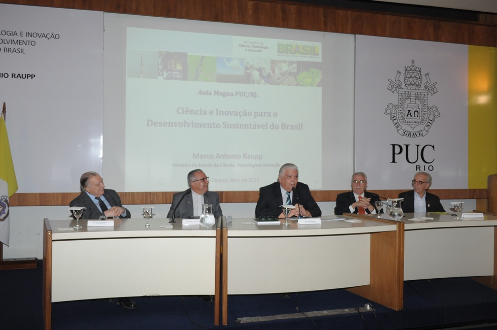 Mesa com o Vice-Reitor Pe. Ivern Simó S.J., o Reitor Prof. Pe. Josafá Carlos de Siqueira S.J., o Ministro Marco Antônio Raupp, o Secretário Estadual de C&T Alexandre Cardoso e o Presidente da Mantenedora da PUC-Rio Prof. Pe. Pedro Guimarães Ferreira S.J. Fotógrafo Antônio Albuquerque. Acervo do Núcleo de Memória.