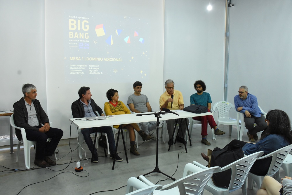 Mesa de abertura com professores do Departamento de Artes e Design, no espaço para palestras do térreo do prédio do Departamento. Fotógrafo Antônio Albuquerque.