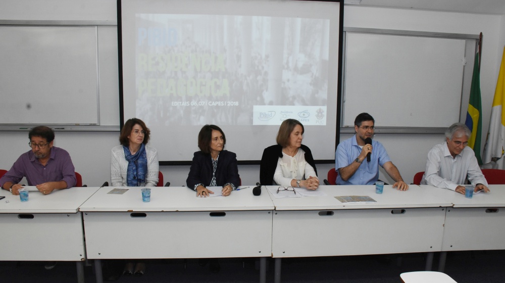Na mesa, os professores Júlio Diniz, Daniela Vargas, Maria Cristina Góes, Maria Rita Salomão, Pe. Álvaro Pimentel S.J. e José Ricardo Bergmann. Evento realizado no auditório do IAG. Fotógrafo Antônio Albuquerque.