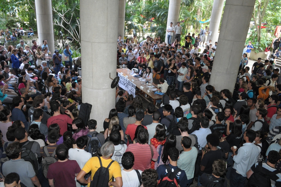 Pilotis do Edifício da Amizade lotado para o debate entre Otávio Leite, Aspásia Camargo e Marcelo Freixo, alguns dos candidatos a prefeito. Fotógrafo Antônio Albuquerque. Acervo do Núcleo de Memória.