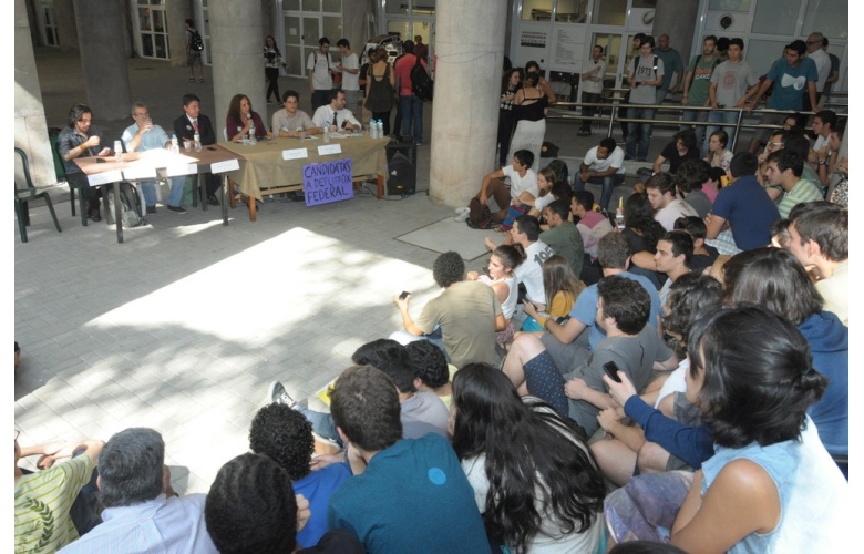 Evento realizado nos pilotis do Ed. Cardeal Leme. Fotógrafo Antônio Albuquerque. Acervo Núcleo de Memória.