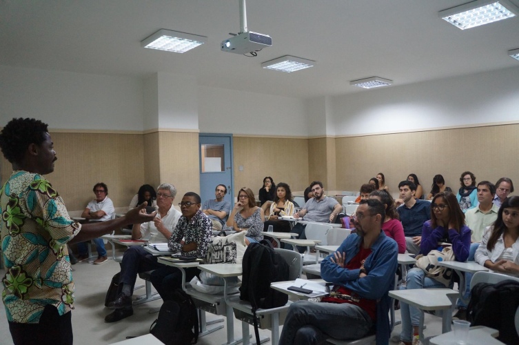 Uma das palestras, na sala F502. Fonte: Facebook do Acervo Digital da História e Cultura Swahili do Norte de Moçambique.