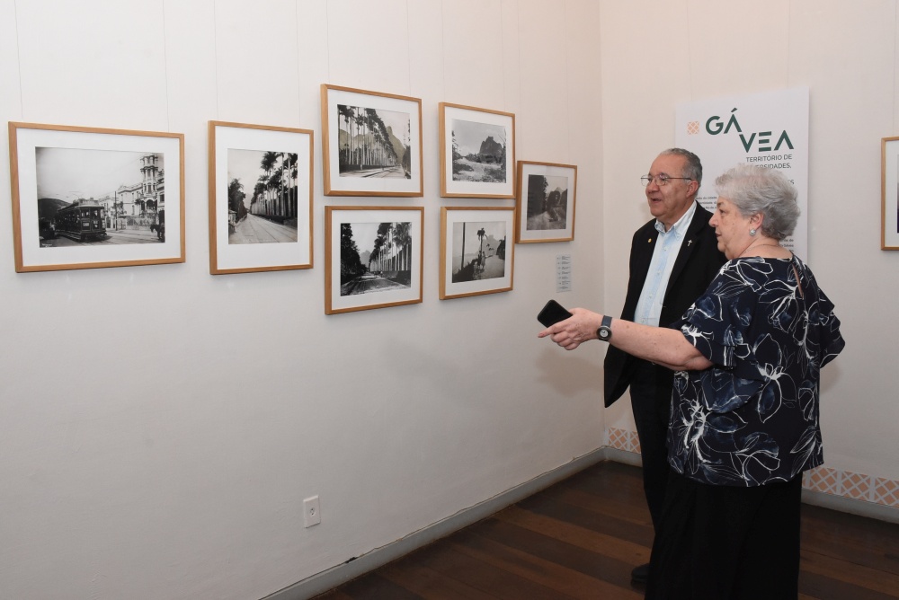 A diretora do Solar, Profa. Margarida de Souza Neves, apresenta a exposição ao Reitor Pe. Josafá Carlos de Siqueira S.J. Fotógrafo Antônio Albuquerque.