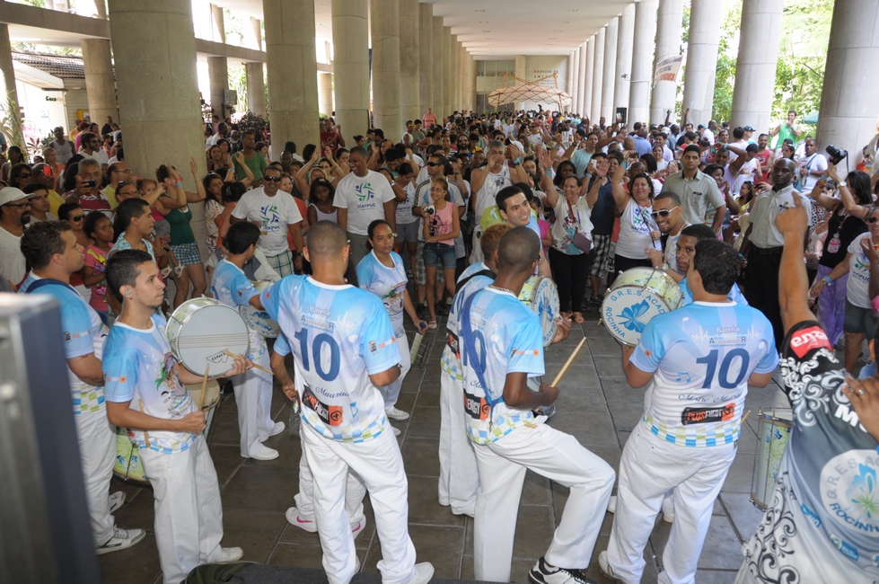 Apresentação da escola de samba Acadêmicos da Rocinha nos pilotis da Ala Kennedy. Fotógrafo Antônio Albuquerque. Acervo do Núcleo de Memória.