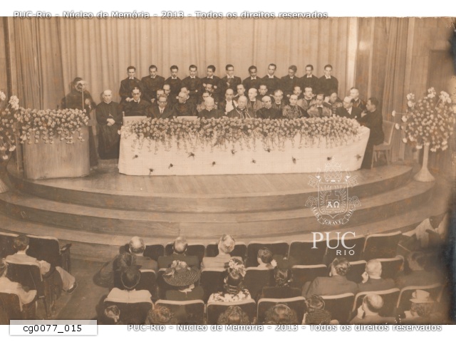 Ao centro o Cardeal Dom Jaime de Barros Câmara e o Reitor pe. Leonel Franca S.J..