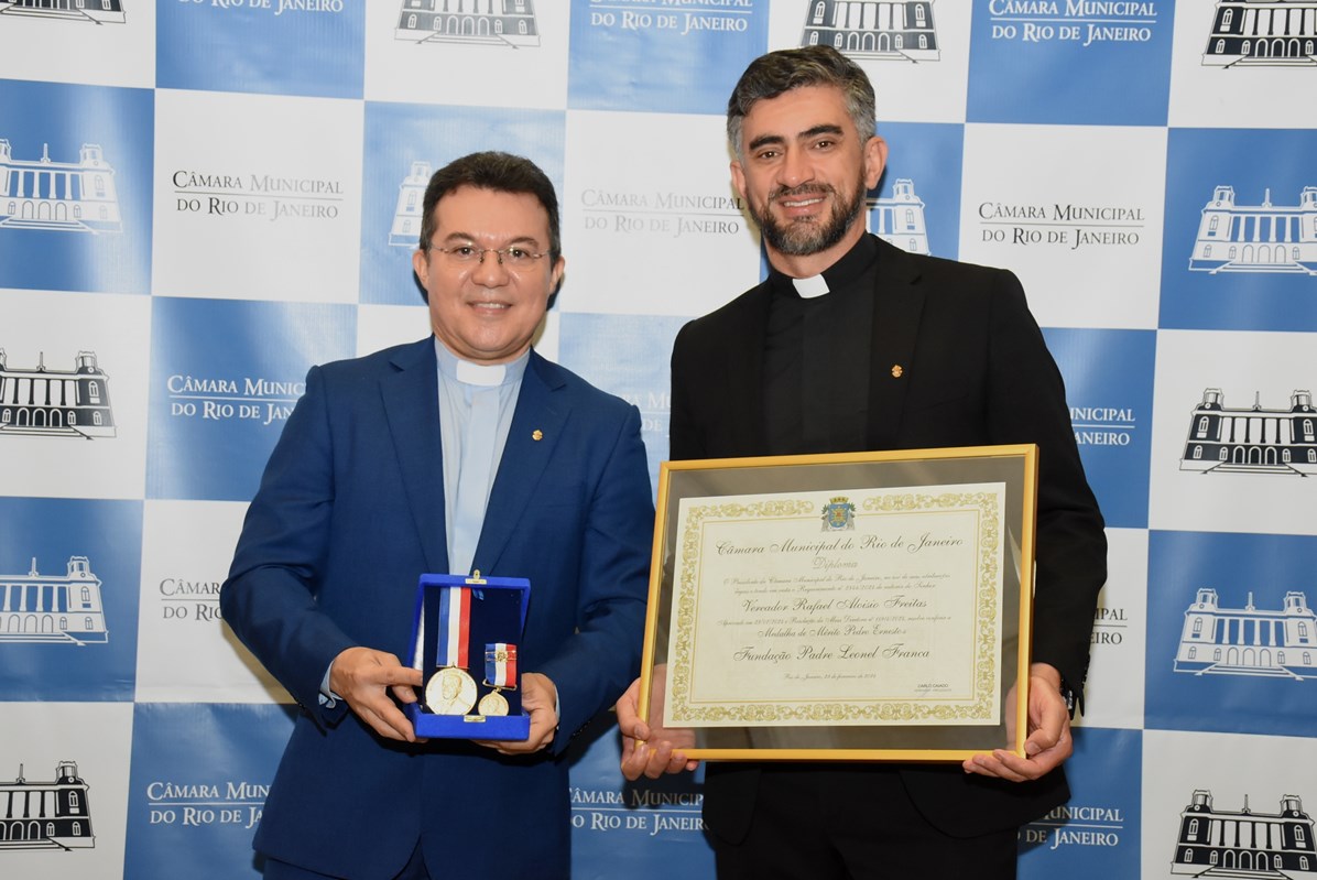 O presidente da FPLF, pe. Roberto Dias S.J., e o Reitor da PUC-Rio, pe. Anderson Pedroso S.J. Fotógrafo Antônio Albuquerque.