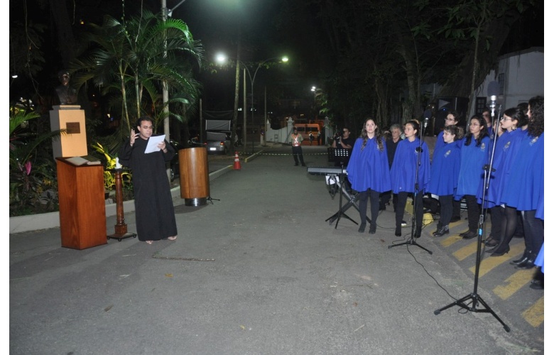 Declamação de poesias, com a participação do Coral da PUC-Rio. Fotógrafo Antônio Albuquerque. Acervo Núcleo de Memória.