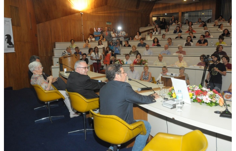 A Profa. Cleonice, o Reitor Prof. Pe. Josafá Carlos de Siqueira S.J. e o Prof. Júlio Cesar Valladão Diniz (LET), na mesa, durante a homenagem. Fotógrafo Antônio Albuquerque. Acervo Núcleo de Memória.