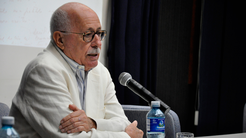 O prof. Silviano Santiago, ao final da homenagem. Fotógrafa Beatriz Meireles. Acervo Comunicar.