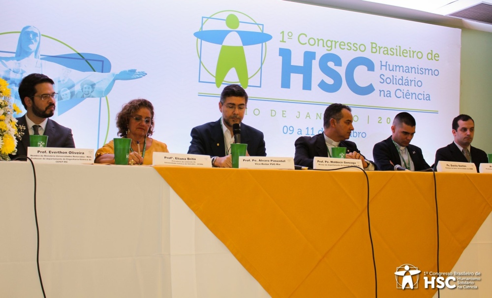 Cerimônia de abertura, no salão da Pastoral, com a presença do Vice-Reitor Pe. Álvaro Pimentel S.J. Fonte: Facebook do Congresso.