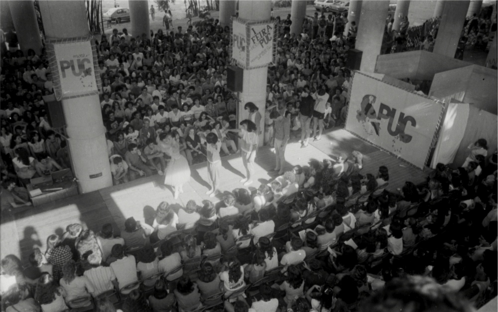 Desfile nos pilotis. Fotógrafo Antônio Albuquerque.