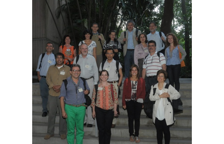 Alguns dos participantes do Encontro fizeram uma visita guiada pelo campus da Universidade. Fotógrafo Antônio Albuquerque. Acervo Núcleo de Memória.