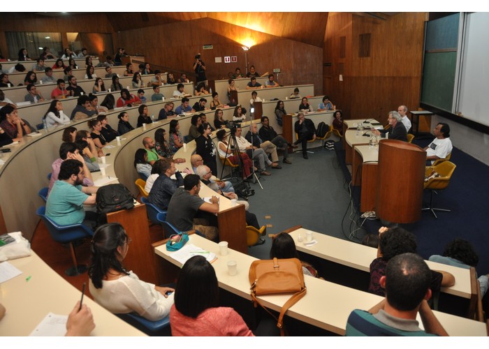 Palestra Transformações Indígenas, com o Prof. Eduardo Batalha Viveiros de Castro (UFRJ) e Ailton Alves Lacerda Krenak (Pesquisador do Núcleo de Cultura Indígena). Fotógrafo Antônio Albuquerque. Acervo Núcleo de Memória.