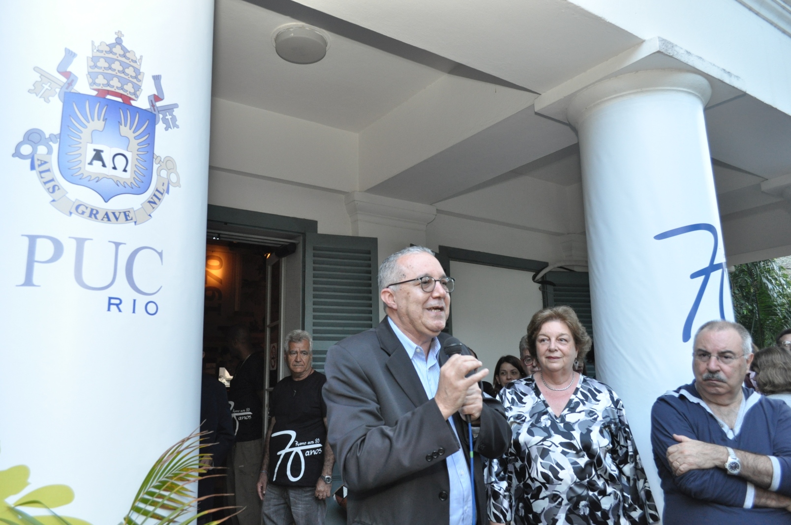 O Reitor Padre Josafá Carlos de Siqueira, S.J. na abertura da exposição.