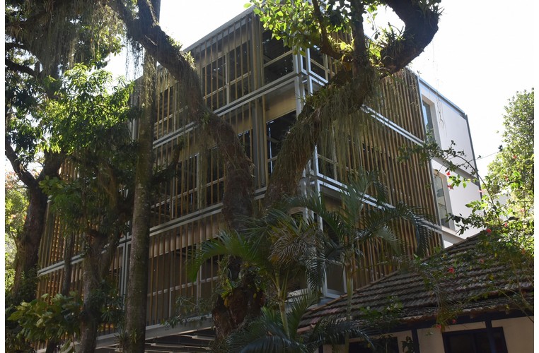 O novo prédio, localizado atrás da Vila dos Diretórios. Fotógrafo Antônio Albuquerque. Acervo Núcleo de Memória.